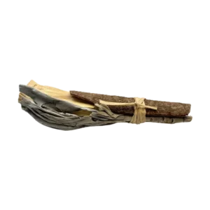 Palo Santo pulk, valge salvei ja kaneel looduslikus kimbus, pikkus umbes 10 cm ja kaalub ligikaudu 30 g